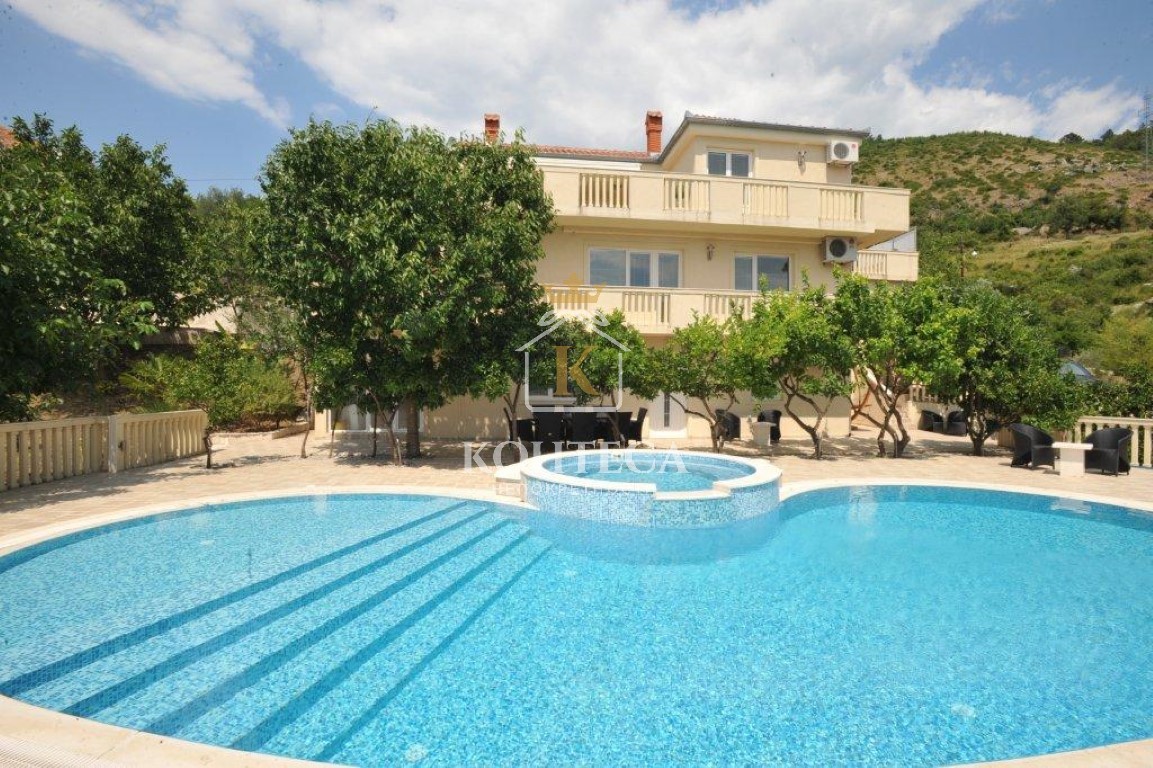 Вилла с бассейном в Тивате, с большим участком